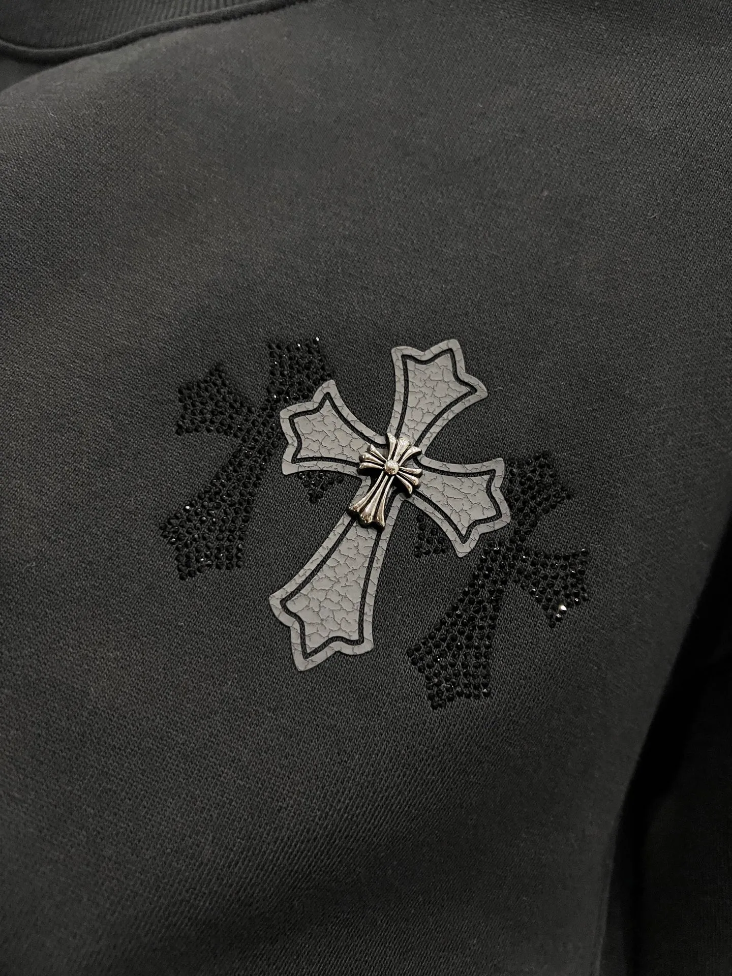 🅿️280 CH Crowe 2025 Autumn and Winter New Style Round Neck Long Sleeve Sweater Cross Patch Leather + Customized Hardware Metal Horseshoe Sanskrit Characters + Middle Eastern Australian Diamond Design Craftsmanship The real thing is great🔥Same style for men and women, loose version Size S M L XL XXL Five sizes Black White